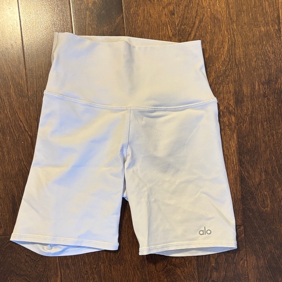 ALO Yoga Women's White High-Waist Shorts size xxs - Picture 5 of 9